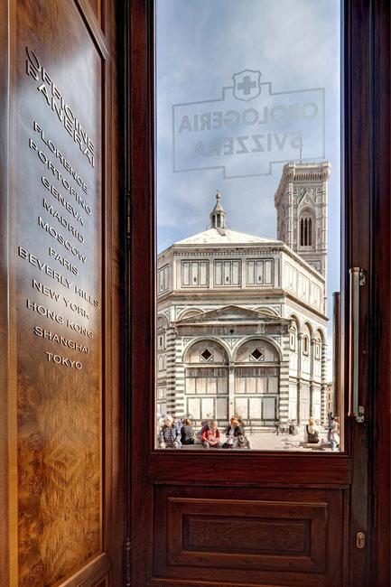 沛纳海自第一间钟表专卖店于佛罗伦萨开设至今已逾150年，沛纳海持续支持当地的历史及艺术遗产，并重新翻新位于圣乔凡尼广场（Piazza San Giovanni）的专卖店，此店为品牌最重要门店