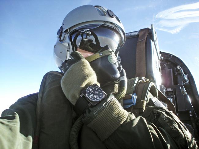 专业飞行员佩戴BR01-94腕表