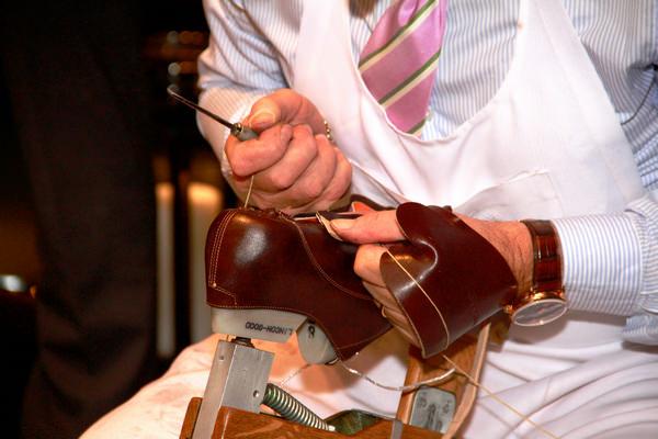 来自意大利经典鞋履世家Santoni的工匠现场演示鞋履与皮革加工与染色的艺术