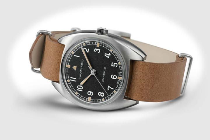 表款设计灵感来自1973年品牌为英国皇家空军RAF生产的军用飞行表W10，从手表的尺寸、造型以及面盘细节等处可以窥见其老派精神