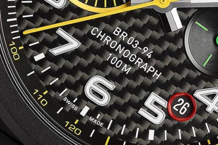 碳纤维面盘作为赛车时计的爱用材质，在BR这次与F1雷诺车队联名所推出的RS17系列来说可说是不可或缺的元素，在佩戴上透过光线折射就可以欣赏碳纤维的不同光泽，同时加深了运动时计该有的帅气指数