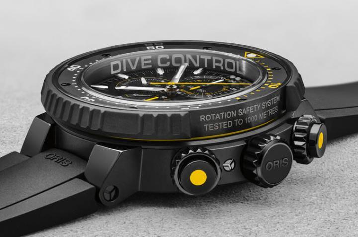 Dive Control限量潜水表具备ORIS专利的RSS安全旋转表圈，如两张图的对照，上图为表圈锁定状态，下图为表圈开启状态（差别在于后者会露出一道黄线）