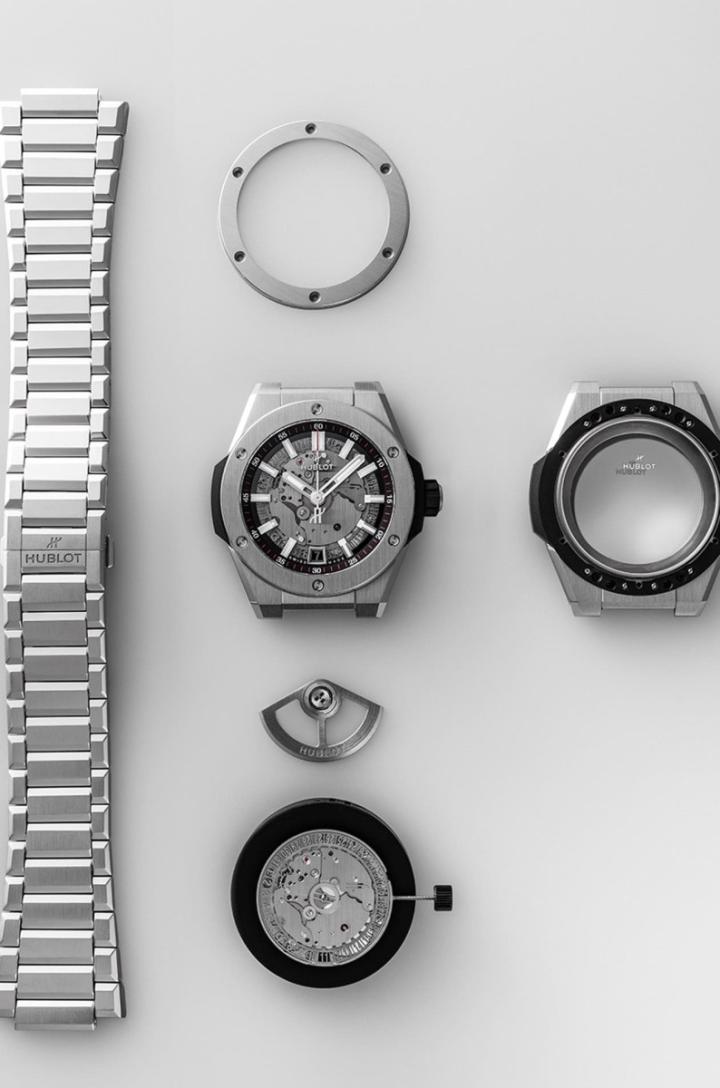 手表几乎以整块金属制作外部零件，但也会融合像是黑色复合树脂或天然橡胶，强化手表的耐用性与使用便利性。