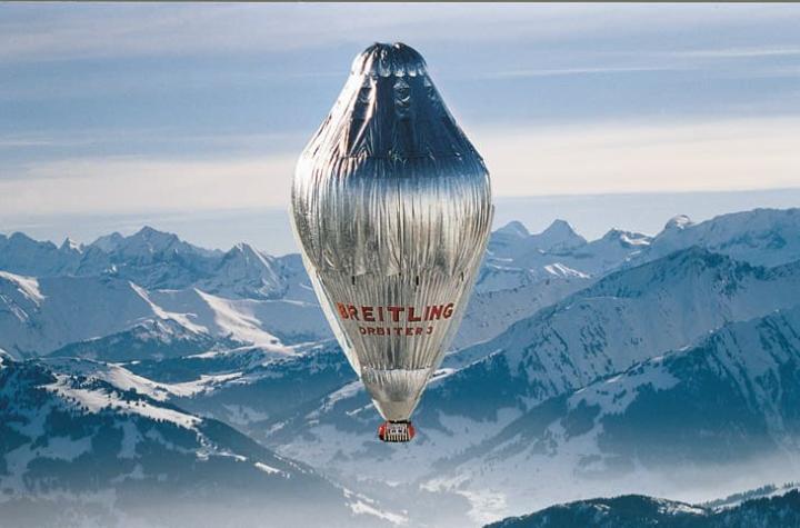 1999年时，热气球飞行员Bertrand Piccard和Brian Jones搭乘百年灵Orbiter 3号热气球缔造人历史上最长的热气球不间断环球飞行纪录。