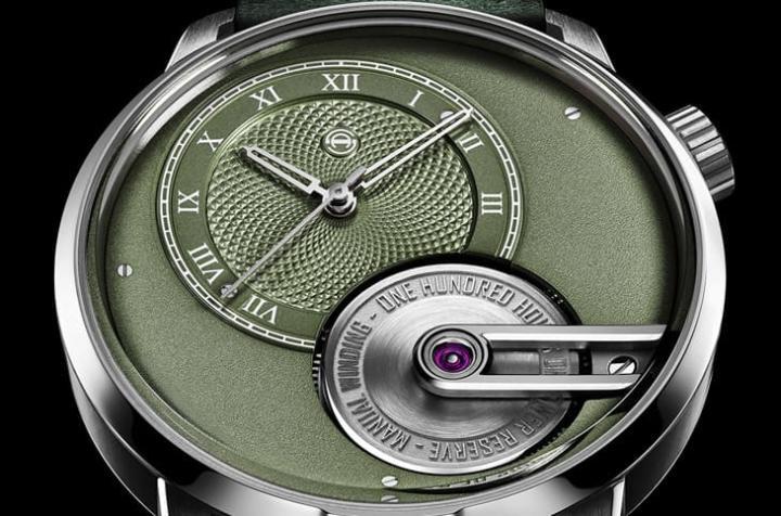 偏心绿色表盘搭配手工机刻纹以及罗马数字时标呈现自然质感与古典气韵交融,由不锈钢桥板固定的发条盒与小表盘呼应,烘托其 100 小时动能的长效性。