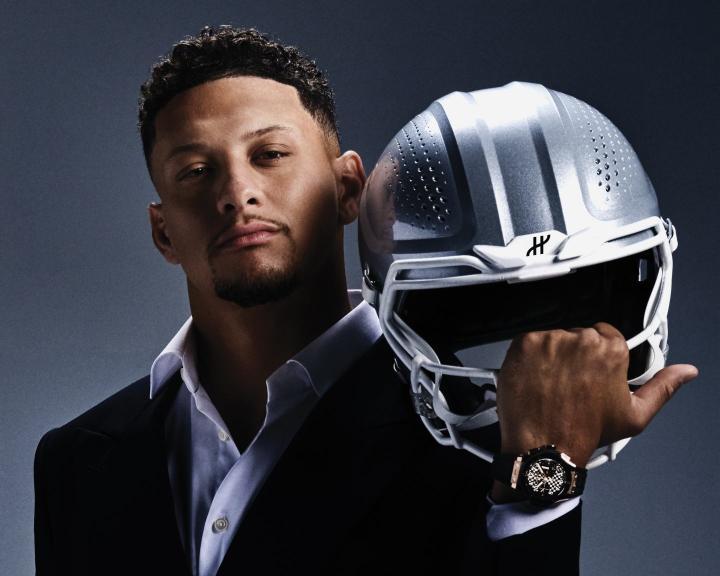 身高 1 米 91 的 Patrick Mahomes,1995 年出生于美国德州泰勒市。他担任四分卫,率领堪萨斯市酋长队五度打进超级碗,三度夺冠(2020、2023、2024),缔造队史最辉煌纪录。荣获两届 NFL MVP,以华丽的风格与戏剧化的临场表现赢得 "Showtime Mahomes" 的称号,吸引全球球迷的目光。