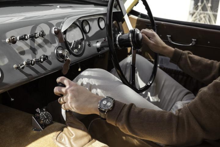 Wilhelm Schmid佩戴Triple Split腕表驾驶Le Mans古董车，表款的灰色面盘刚好与跑车的灰色仪表板互相辉映