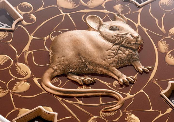 得力于2460 G4机芯的独特显示机制，Métiers d'Art艺术大师系列鼠年生肖表因而让面盘上的铂金／玫瑰金老鼠金雕能够占据最抢眼的位置，而每年生肖表栩栩如生的金雕也是这系列必看的观战重点