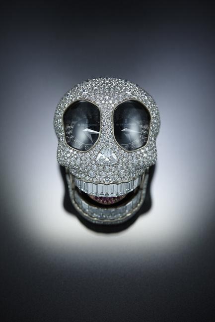 Crazy Skull珠宝表的华贵抢眼玩味无疑最为突出，反传统时间展示方式同样值得欣赏，分秒之间流露著品牌的奢华创意