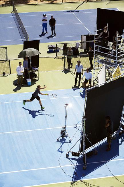 拍摄中，Andy Murray佩戴着RADO HyperChrome皓星系列自动机械计时腕表球场特别款