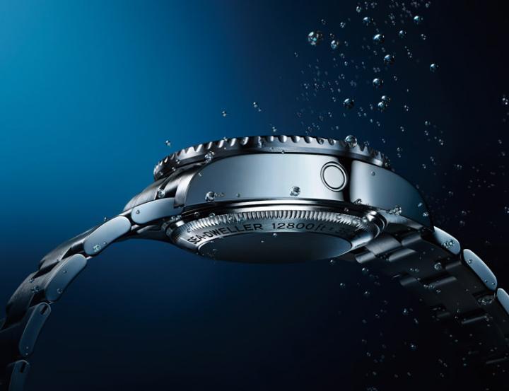 Rolex Deepsea配备一个排氦阀门，在深潜上岸过程有效降低表壳被气体撑爆的机会