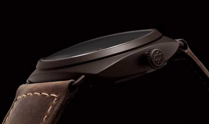 外形呈棕黑色的Panerai Composite材质为品牌自行开发的新颖素材，原理大致是利用电气化技术将铝陶瓷化而生成，具有质轻、延展性佳与高强度的性能