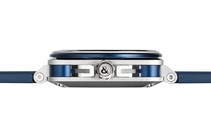 BR-X3 Blue Steel 以缎面与抛光不锈钢展现层次,搭配蓝色阳极氧化铝细节,灵感取自太空衣,多层结构强化专业感,融合金属与蓝调对比,突显未来感。