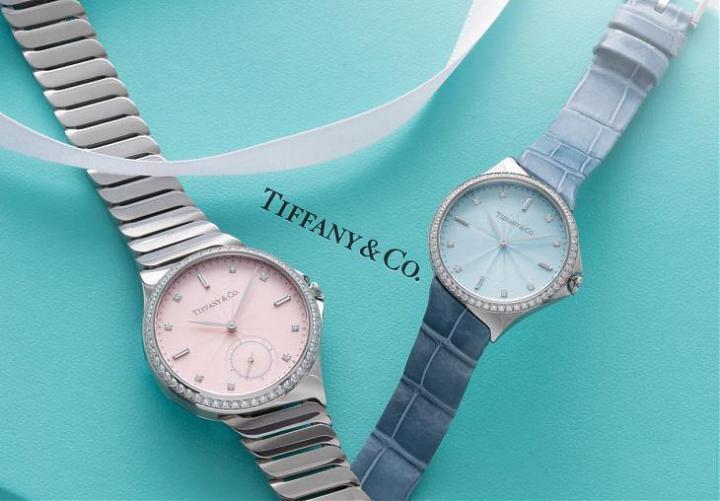 TIFFANY&Co.推出全新Tiffany Metro系列，分别以（左）34mm自动上链机芯腕表和（右）28mm石英机芯腕表的规格示人
