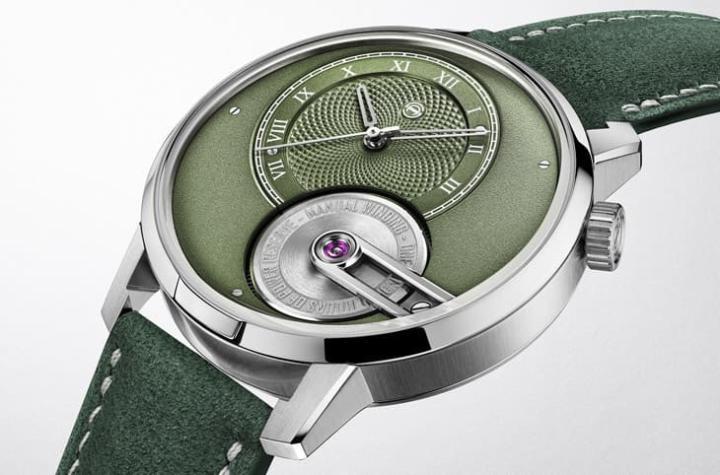 不锈钢表壳经手工抛光与拉丝交错处理,线条简洁而有层次,展现细腻工艺与现代优雅比例。