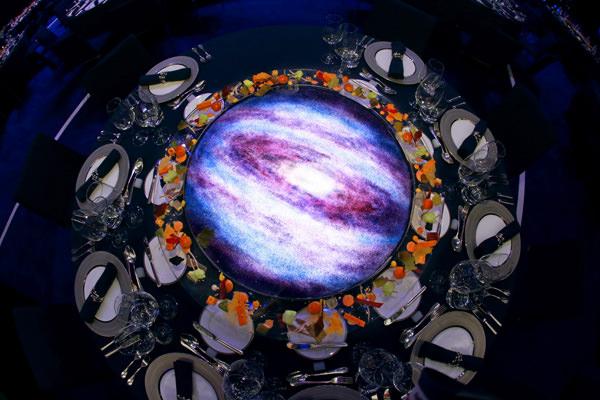 精巧的餐桌布置以浩瀚寰宇为题，呈现江诗丹顿的宏大天文观