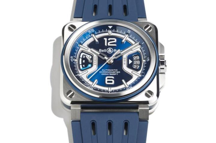 蓝色太阳纹表盘搭配镀铑镶贴与嵌饰,形成标志性 X 形布局,银蓝色细节精致对比,时标与指针覆 Super-LumiNova® 夜光涂层,确保清晰读时与科技质感。