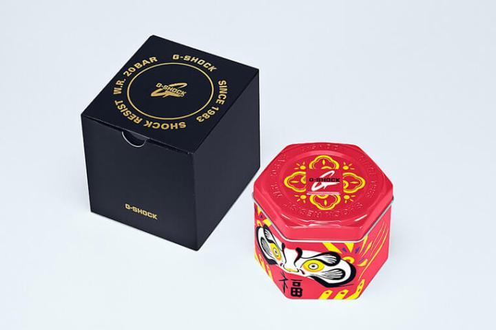 达摩系列内外表盒由东京流行品牌BlackEyePatch操刀设计，浓厚的日本传统文化风格作为摆饰相当适合