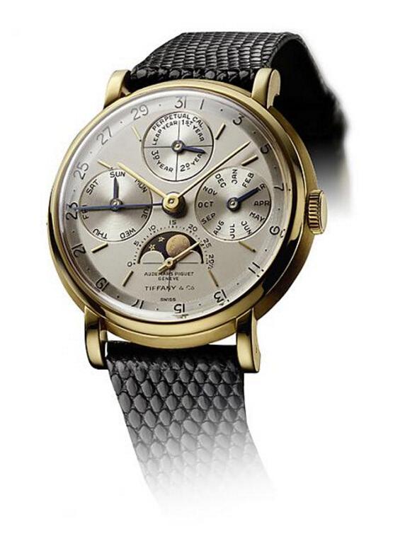 Ref. 5516，钟表史上首款批量生产的万年历腕表，创新闰年显示位于12点位置副表盘