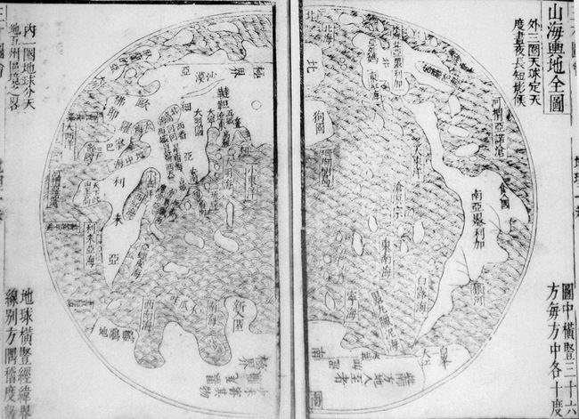 GP芝柏表选择以圆形展现的古老中国地图，是以意大利耶稣会信徒利玛窦（Matteo Ricci）为灵感