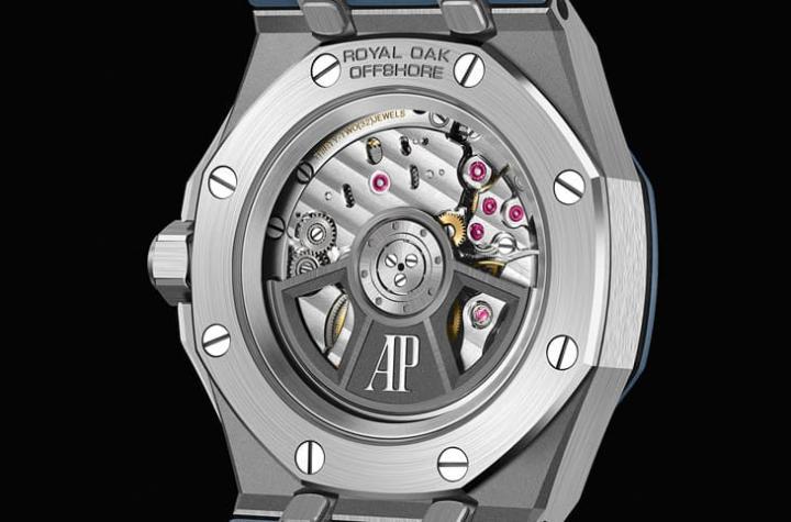 表背的透明底盖设计无碍手表100米防水性能同时其具备爱彼AP近年积极引进的表带快拆系统。