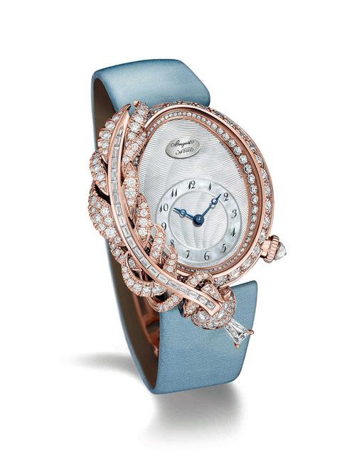 宝玑Rêve de Plume高级珠宝腕表搭载采用硅质游丝的自动上链机芯 586， 950 铂金自动陀，玑镂刻花处理，镶嵌钻石总重超过 4 克拉