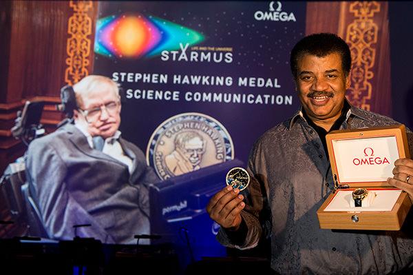史蒂芬·霍金科学传播奖得主奈尔·德葛拉司·泰森获赠欧米茄超霸系列专业月球表