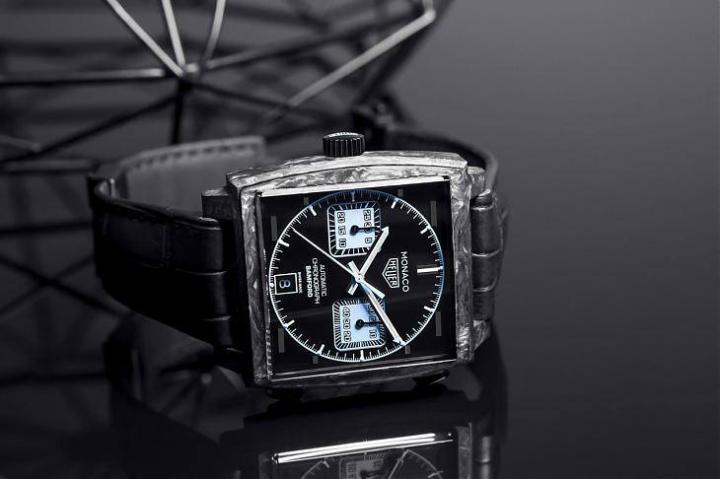 TAG HEUER与订制表品牌BAMFORD Watch Department合作推出Monaco腕表全新演绎版，跳脱传统的材质和配色让经典表款耳目一新