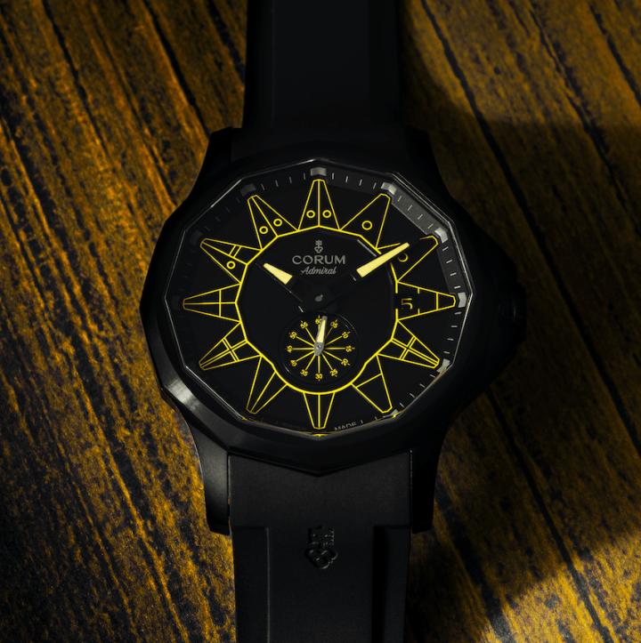 手表采用的太子妃式镂空时针与分针经黑色PVD涂层处理，再添以5种不同颜色的Superluminova夜光涂料，确保在昏暗的环境之下也能清楚报时