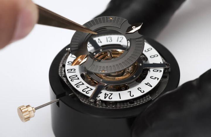 宝格丽Octo Roma系列新增采用Papillon专利系统显时的陀飞轮手表，其有别于一般指针显时的巧思赋予手表强烈个性