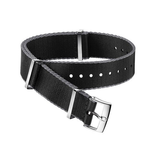 灰色饰边黑色尼龙表带，搭配精钢表扣和固定式表带夹