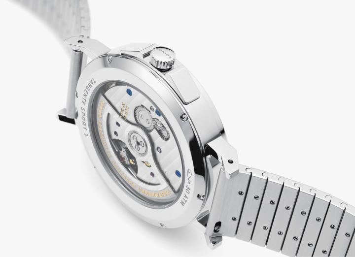 腕表搭载neomatik日期（DUW 6101）机芯，机芯的纤巧节省了大量的高度空间，透过透明表背可以一窥机芯的美