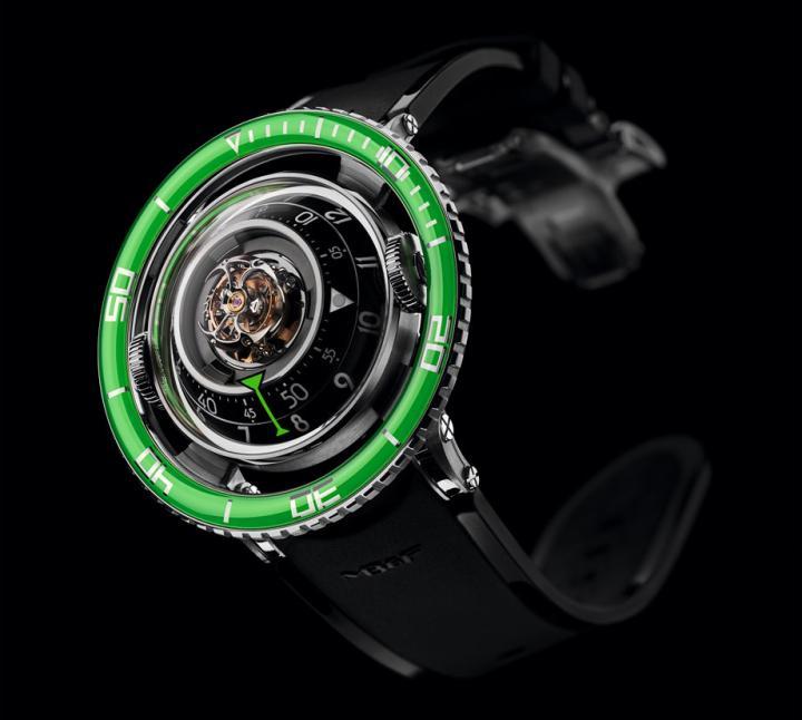 首度于2017年发表的HM7腕表，当时MB&F共推出钛金属材质搭配蓝色表圈与18K 玫瑰金搭配黑色表圈款式。2018年品牌再发表全新钛金属材质搭配绿色蓝宝石水晶表圈，限量50只