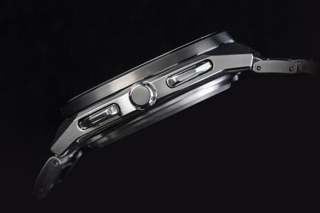 为了展现出太空时代的速度感，CITIZEN光动能卫星对时CC2006-53E腕表以专利的钛物料打造出厚度仅12.4mm的纤薄表壳，展现出流畅外型，佩戴起来也是轻松舒适