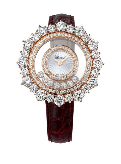 萧邦Happy Diamonds系列腕表，18K玫瑰金材质表壳，镶嵌总重5.99克拉钻石与7颗滑动钻石，搭配酒红色鳄鱼皮表带