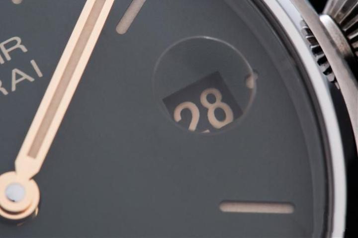 面盘三点钟位置的日期显示还配备了放大镜，搭配与时标、指针一致的米白色夜光设计，让夜间视觉效果不扣分