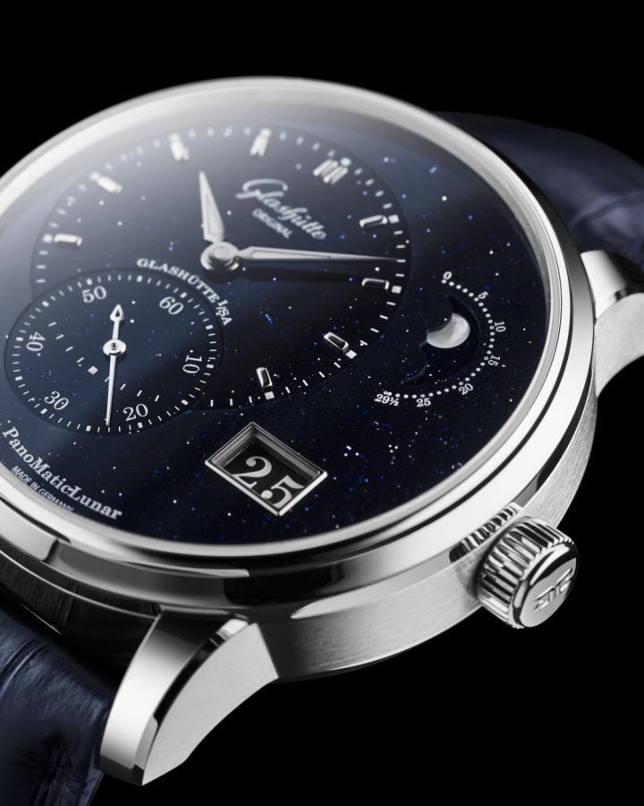 砂金石表盘璀璨的光泽与深邃的层次感,搭配精心雕琢的月相显示与品牌代表性的同轴同平面大日历,完美诠释格拉苏蒂原创的现代风貌。