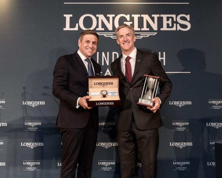首位浪琴表林白奖得主Erik Lindbergh（右）与浪琴表全球副总裁暨行销总监Juan-Carlos Capelli （左）