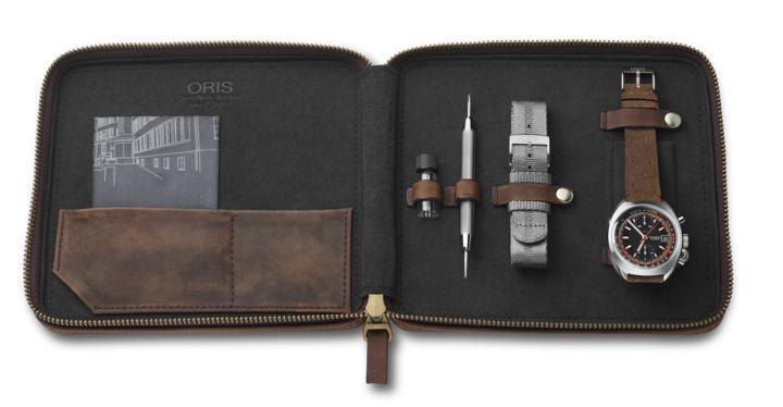 Chronoris复刻计时码表拥有特殊的皮革包装，里面随附了可替换的NATO表带和表带更换工具