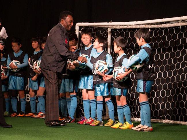 同样作为日本足球协会的合作腕表，HUBLOT宇舶表举办了一场慈善射门比赛，由小朋友所组成的球队来筹集善款，最终收益将捐赠给2011年日本地震中的受难者