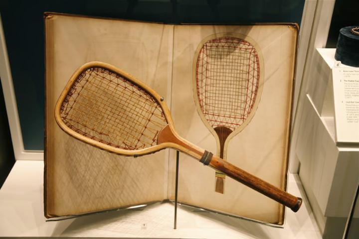 早期能够拿起球拍尽情享受网球乐趣的是王宫贵族，馆中展示的球拍由木材所制，重量不同于现今球拍的轻盈