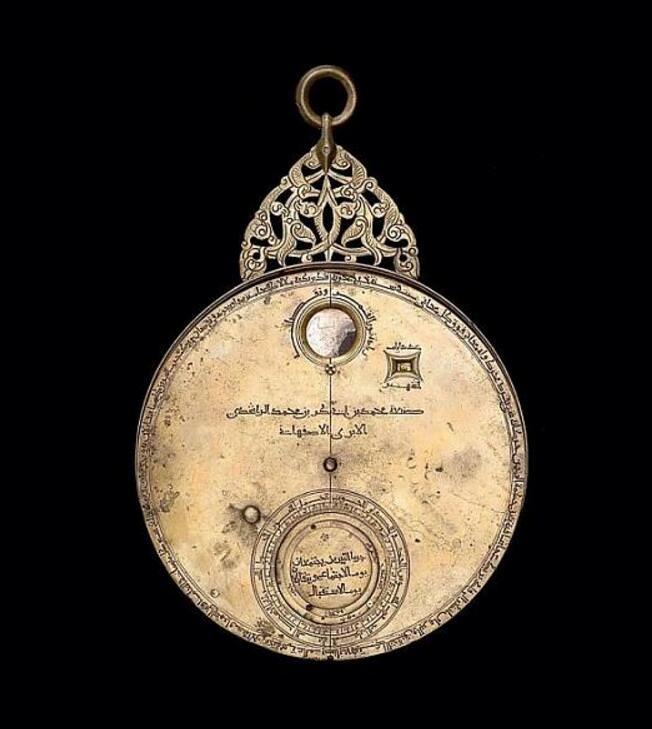 1221年伊朗工匠艾尔·伊巴里发明一件星盘装置，背面开有一个圆形视窗，底下有转盘乘载两枚暗色圆盘，透过视窗便能瞭解当前月相的圆缺