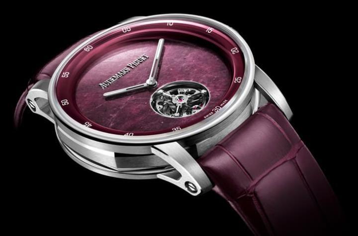 爱彼将飞行陀飞轮与天然宝石面盘结合,体现微型化制表技术巅峰。每只时计皆具独特情感价值,展现个人风格与品牌精湛工艺,用以庆祝创立 150 周年里程碑。