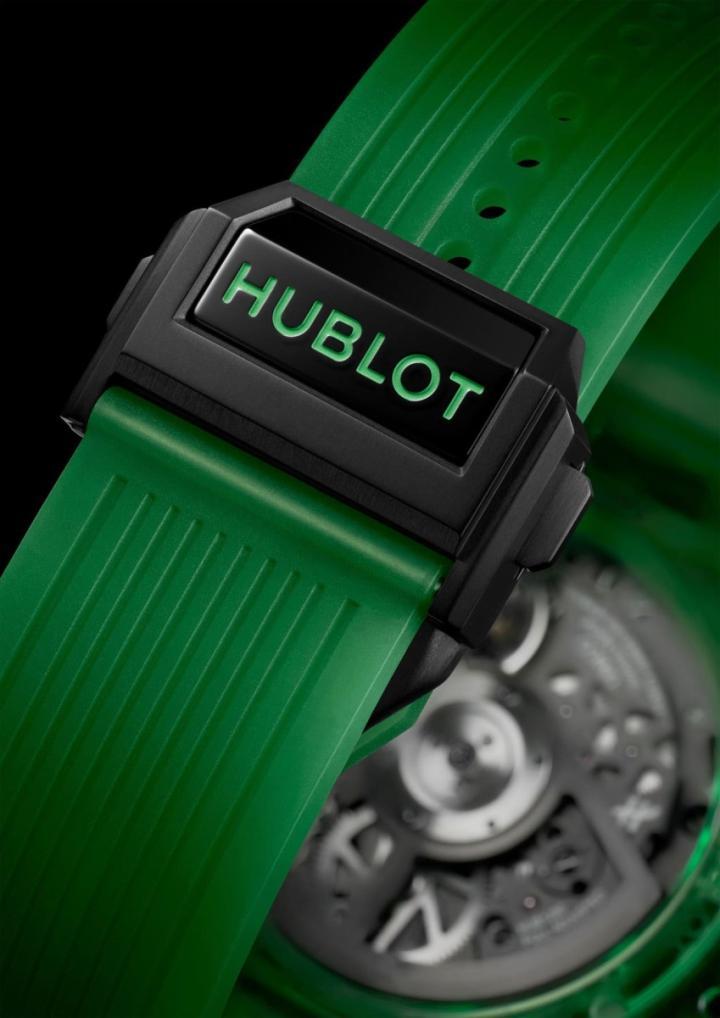 Big Bang Unico SAXEM青绿计时码表搭配绿色透明橡胶表带，使手表呈现相当一致的色彩感。