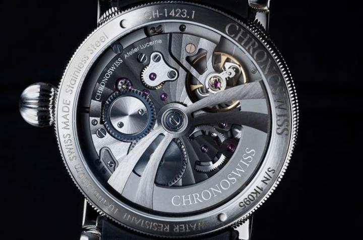 手表防水性能达到100米，表背透明底盖可以让人尽窥机芯作工的精致感，品牌致力将细节做到位的坚持由此体现。