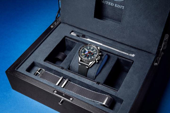 某些超霸“HODINKEE 10周年”限量腕表的幸运顾客会收到附有NATO表带与表带更换工具的特别表盒