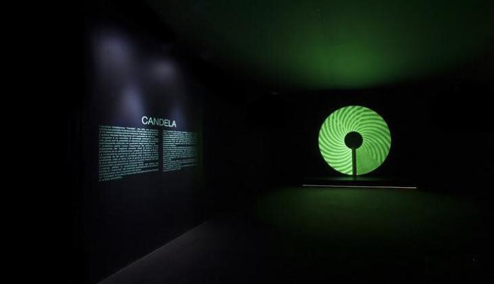 沛纳海日前于第57届米兰设计周展出《Candela》(烛光)艺术装置，彷彿带观众潜入海洋深处，清楚表达一场向《Candela》的耀眼光芒进发的幻想之旅