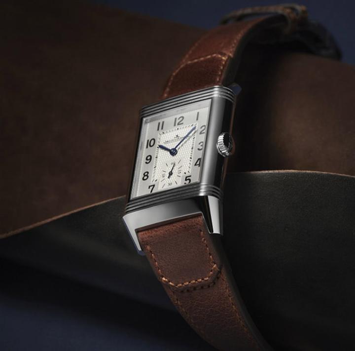 新推出的Reverso翻转系列腕表配备由CASA FAGLIANO设计的Fagliano系列巧克力棕色皮革表带，其触感细腻，采用深浅色调，散发恒久的优雅气息