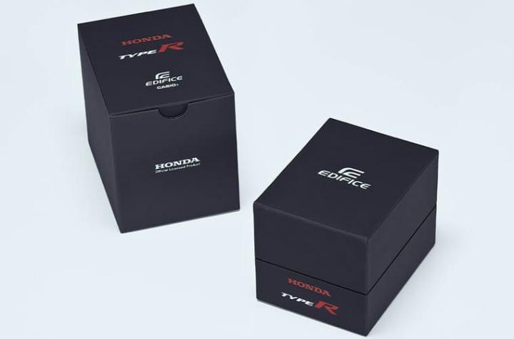 ECB-2200HTR拥有EDIFICE团队特别设计的外盒包装，黑底加上红白相间Logo，将赛车的热血精神表露无遗。