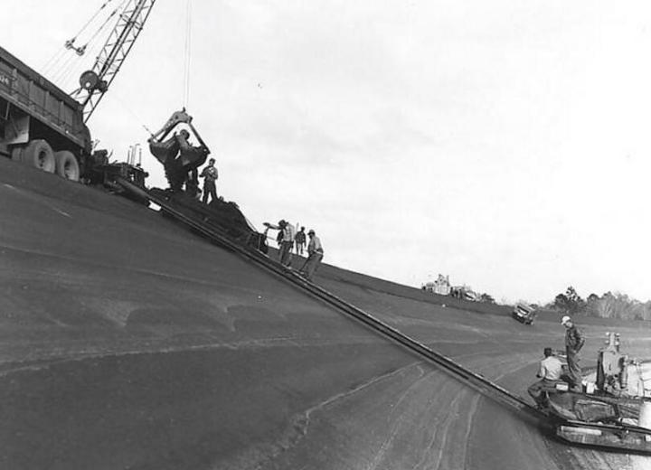 1959年美国NASCAR在迪通拿建造永久的硬面赛道，其弯道倾侧度达31度、最高点达10米的设计场，为当时全美最高速的赛道